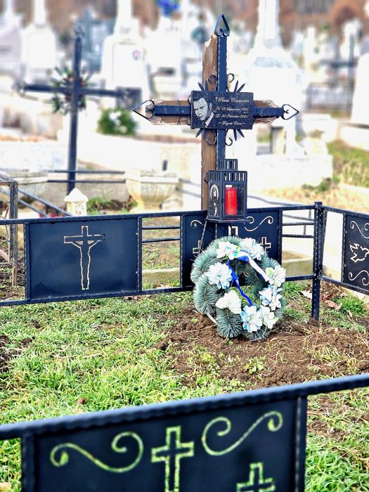 Fotogravura cimitir cruce  masa mormant felinar grilaj granit gard