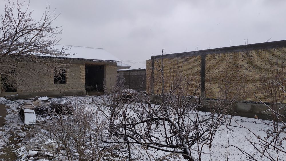 Продайютса  недостроенные участок. 4,5 соток. ориентир   Аэропорт.