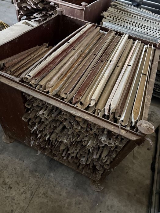 Montanti cofraje de 100 cm cu cioc - Italia