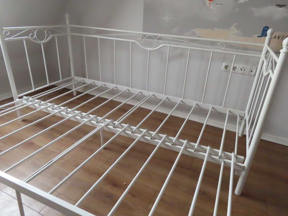 Метално легло-кушетка