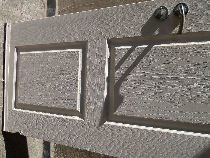 Бяла интериорна врата с брава със заключване