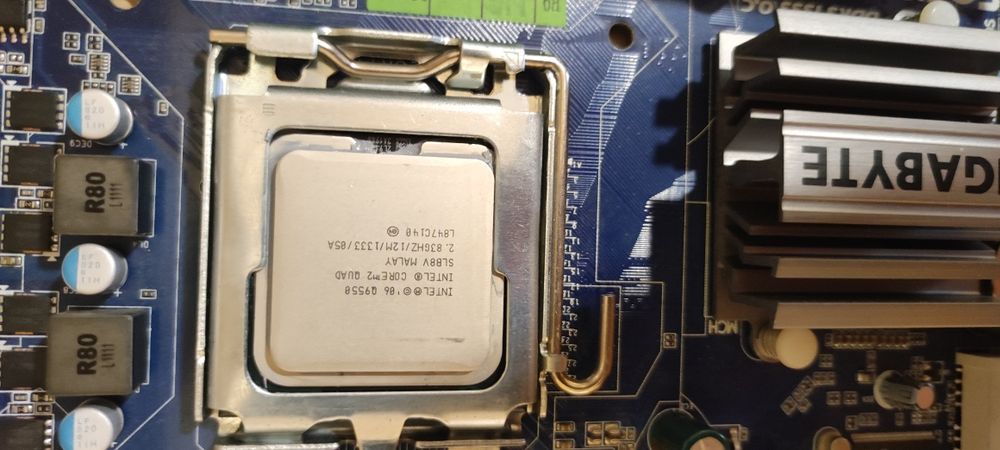 Продавам четириядрен комплект на s.775 с intel Q9550