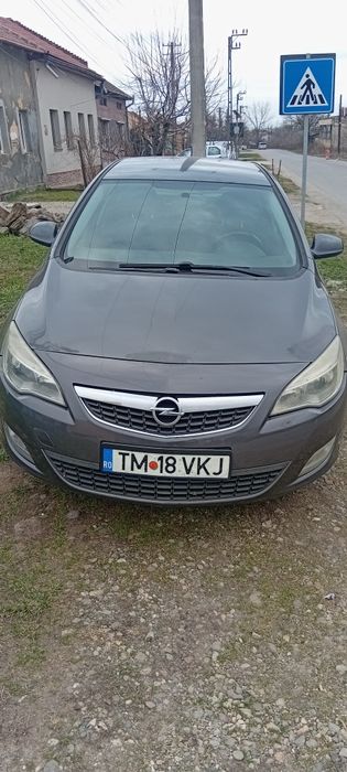 Vind opel astra j motor 1,4 benzina  functioneaza foarte bine .