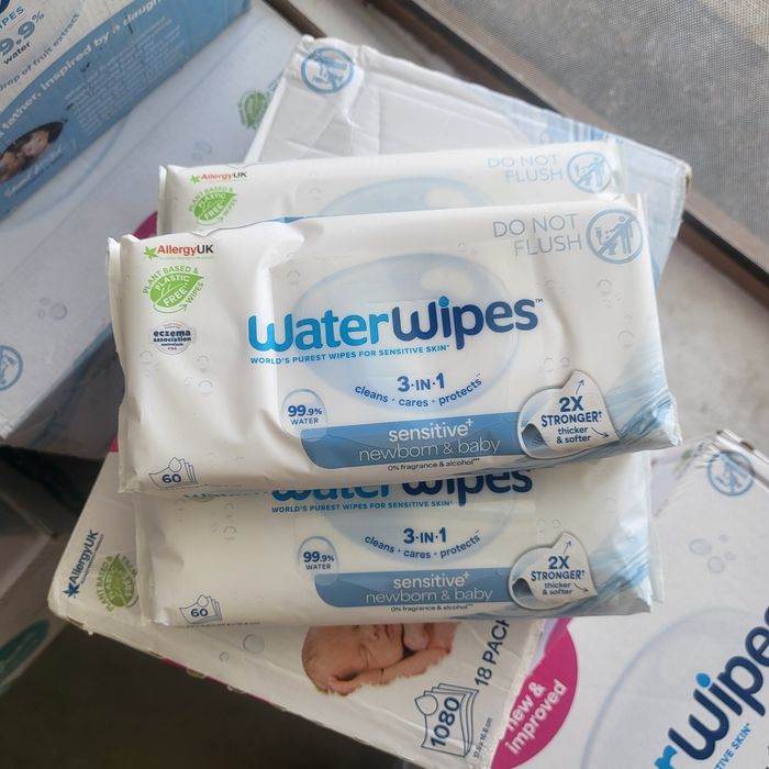 Кашон WaterWipes Sensitive 3в1 Бебешки мокри кърпички (12 пакета х 60 бр. / Общо 720 бр.)