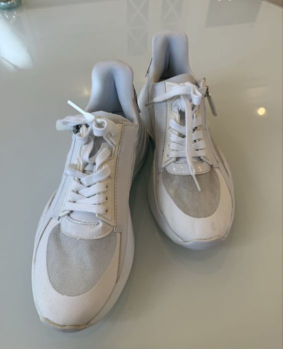 Продам кроссовки Guess