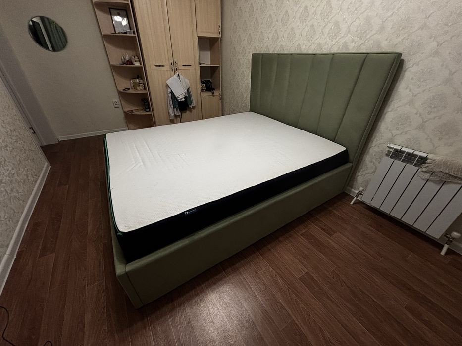 продается кровать с матрасом