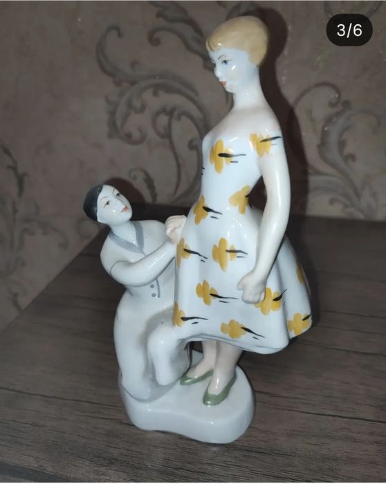 Фарфоровая статуэтка.