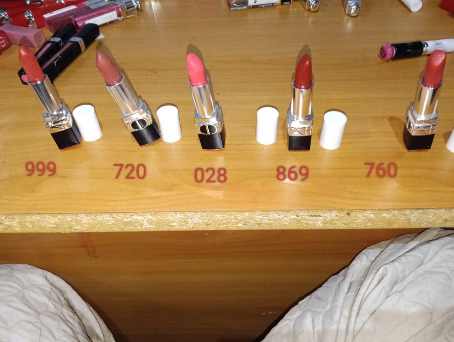 Продава червила гланцове на Диор!