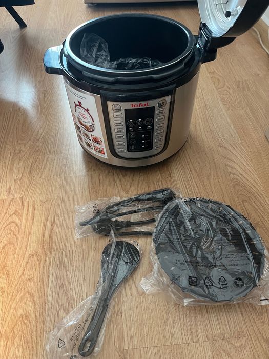 Продавам нов мултикукър Тефал