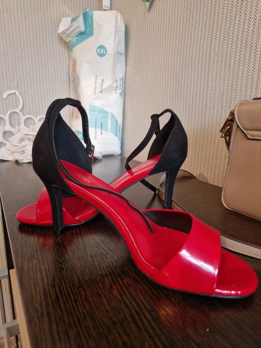 Продам классные босоножки