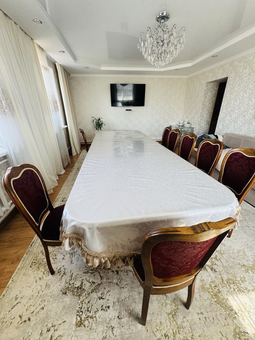 Стол со стульями