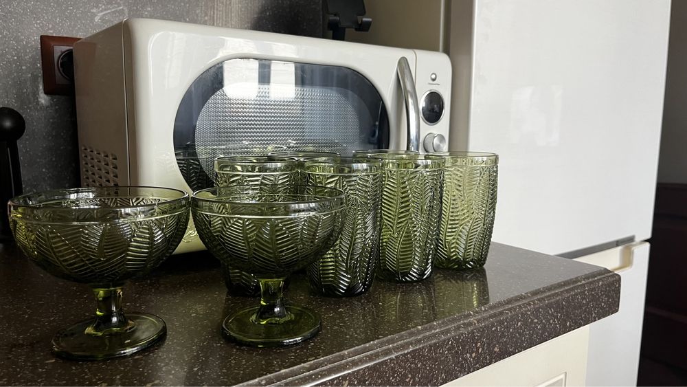 Продам зеленые бокалы , креманки