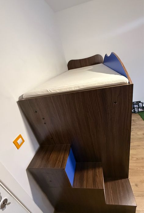 Двуетажно дървено легло