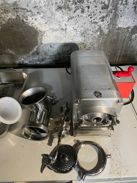 Мясорубка прадаётся