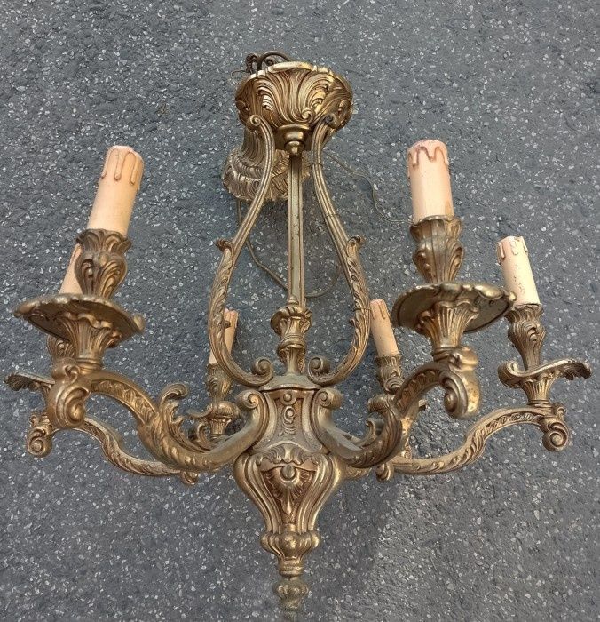 Spectaculos candelabru din bronz masiv de dimensiuni mari și foarte masiv ,piesa cu o lucrătură de o foarte mare finețe, diametrul aproximativ 55 cm g