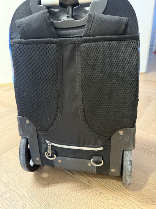 Чемодан на колесах. Сумка фигуриста