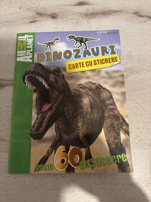 Carte educativă cu stickere ,,Dinozauri “pentru copii