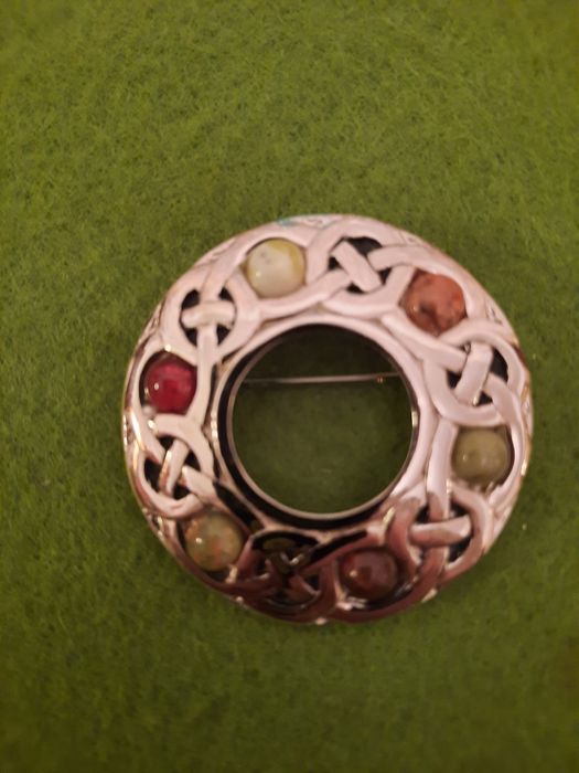 Deosebita brosa cu pietre semiprețioase