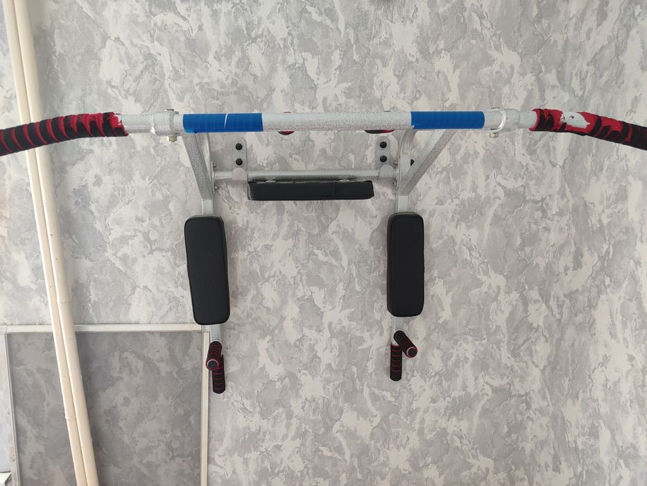 Продам турник настенный