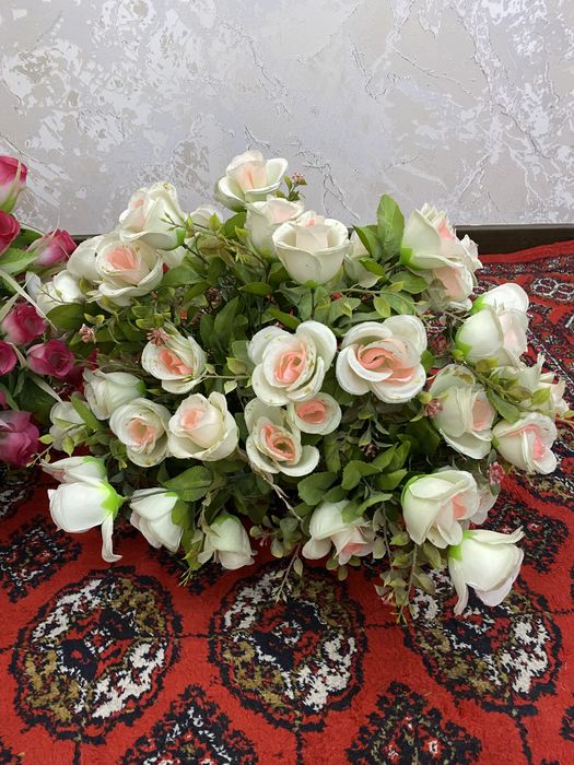 Искусственный гуллар декор учун сотилади