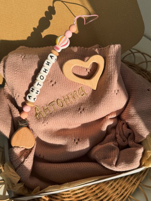 Бродирано одеяло с име и клипс за биберон