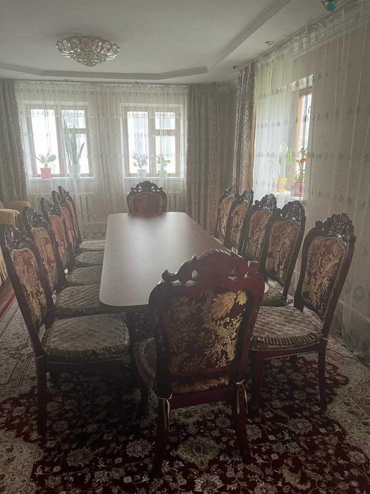 Стол со стульями