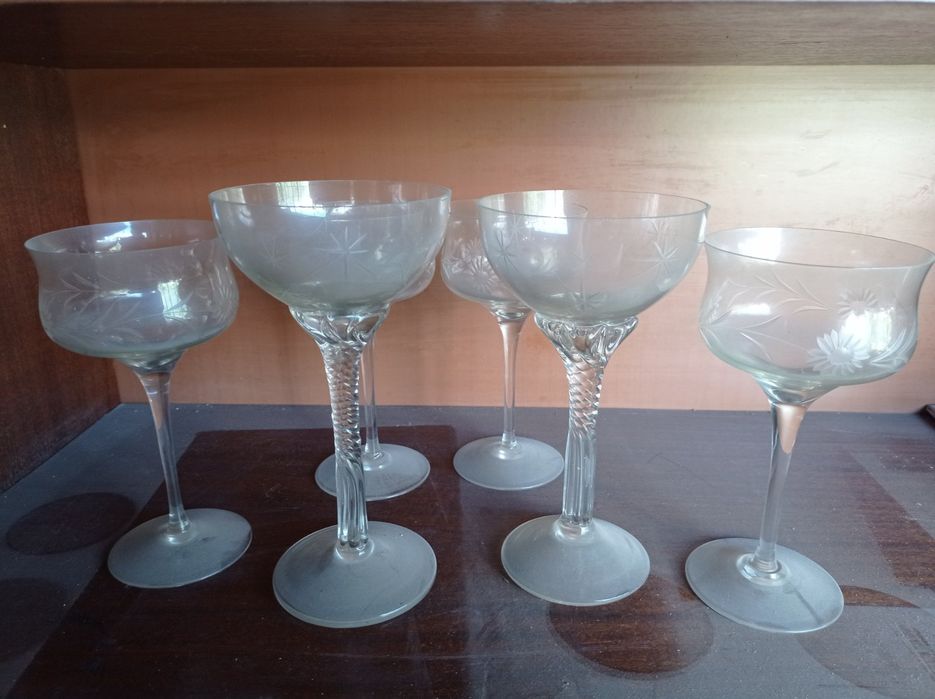 Сервизи от чинии и чаши