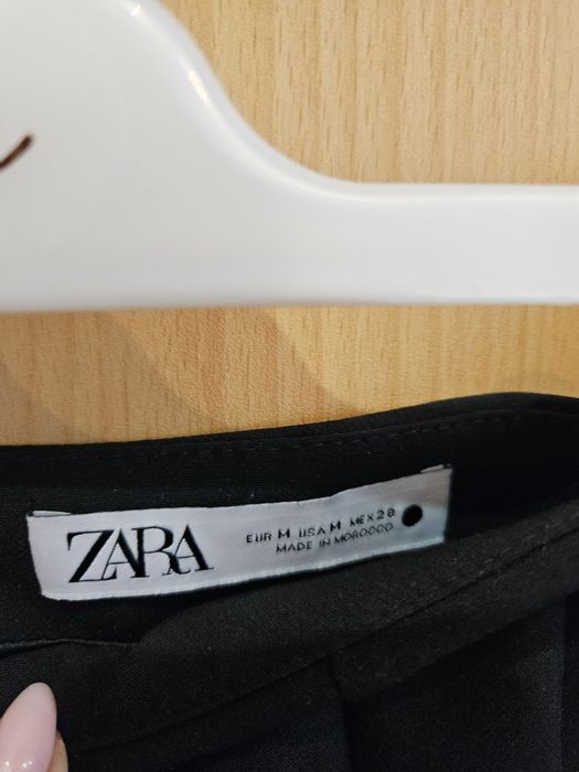 Пола Zara къса черна