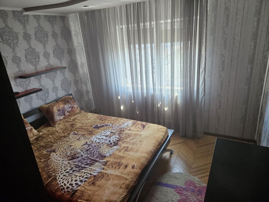 Apartament  Este nou si se akirieaza asa cum edte an poze