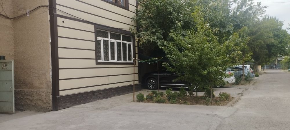 Квартира сентр Кибрая первый этаж с местами 2 машин есть стяжка огород