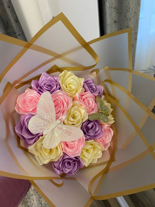 Buchete de trandafiri din satin