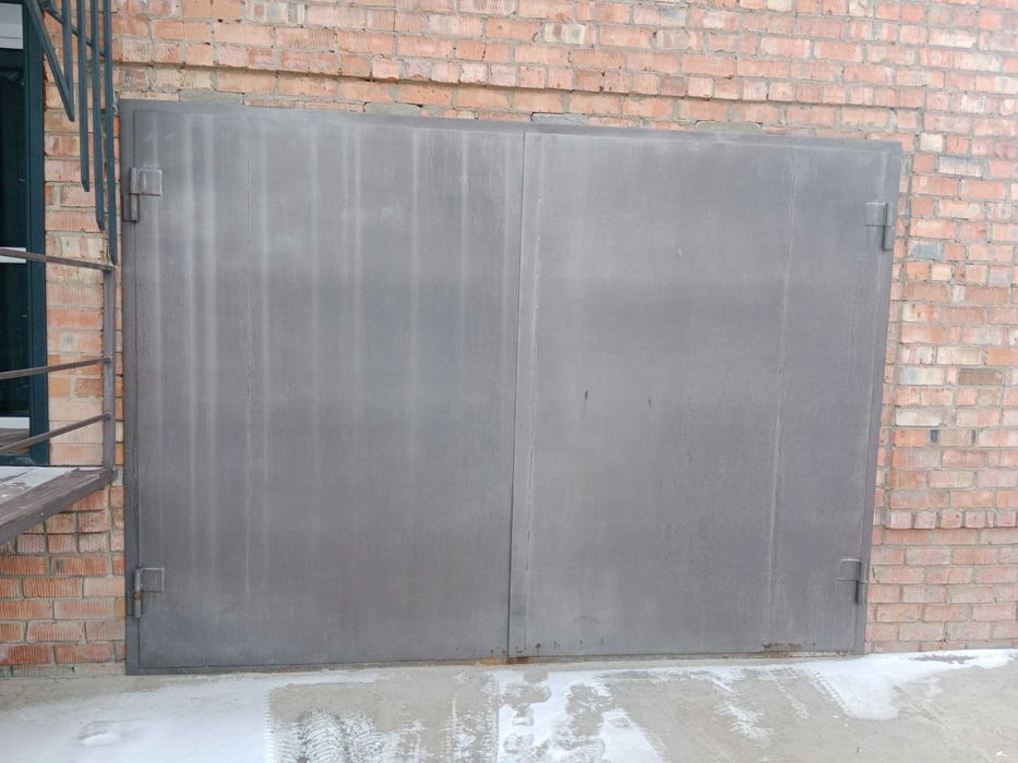 Продам гаражные утепленные ворота.