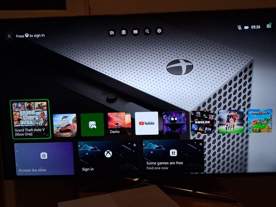 Xbox One S cu GTA 5 si o maneta