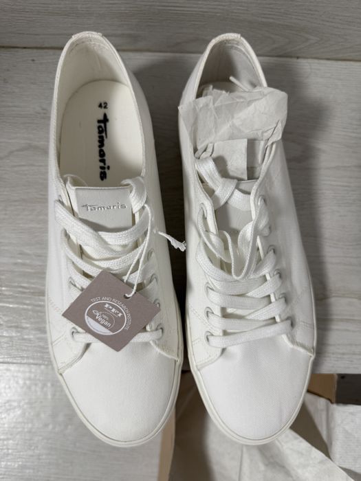 Tenisi Tamaris noi cu eticheta