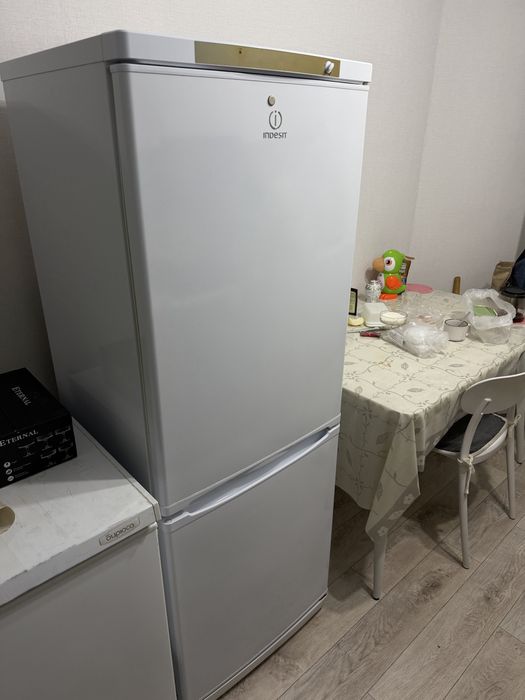 Продам Холодильник indesit