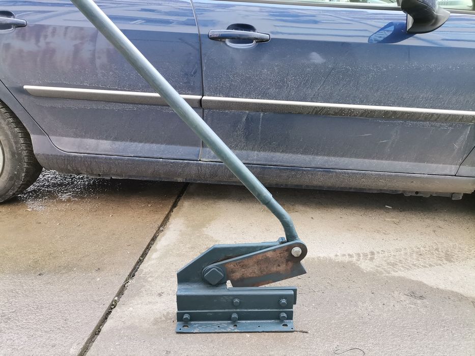 Гилотина за рязане на ламарина и арматура, ножица