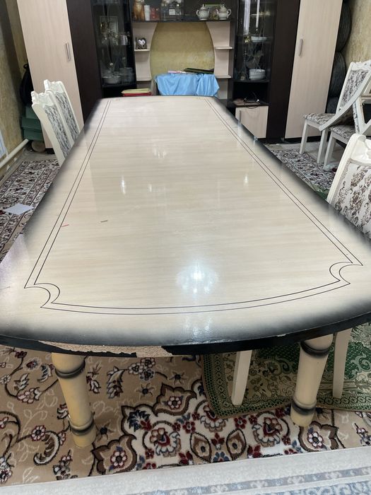 Гостевой стол в хорошем сосотоянии