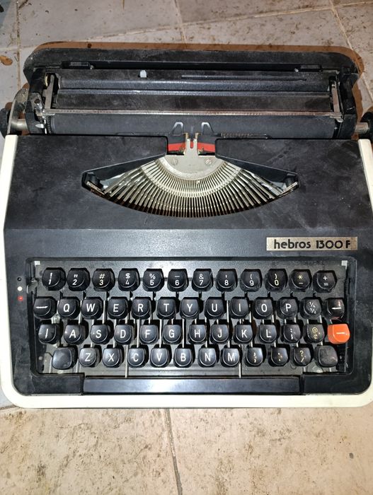 Пишеща машина марка hebros 1300 f
