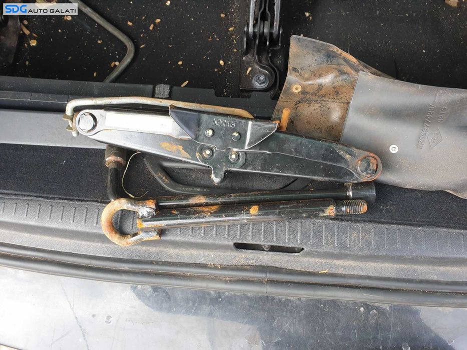 Trusa Cric Completa cu Carlig Cui Infiletant Remorcare Tractare si Coarba Cheie Roti Renault Scenic 3 2009 - 2016 Cod 8200377428 995500004R [C8716]