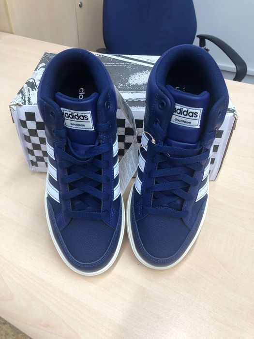 Продам кроссовки Adidas . Абсолютно новые