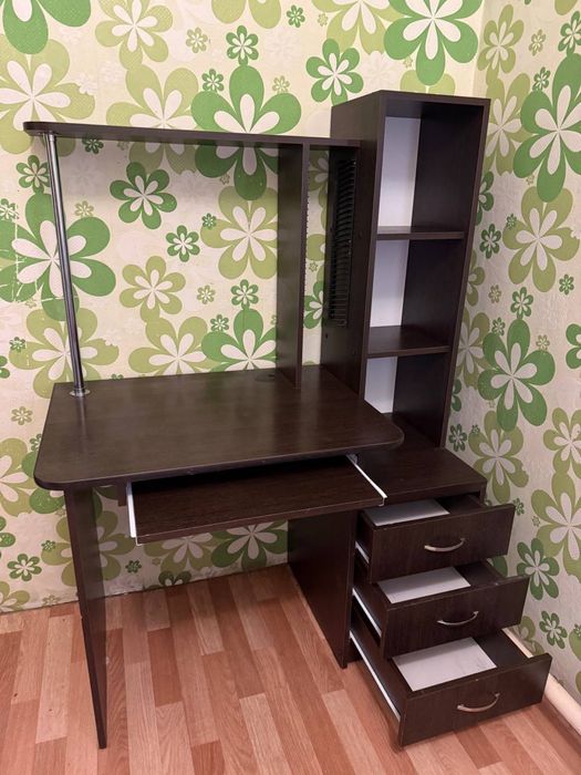 Продам стол компьютерный