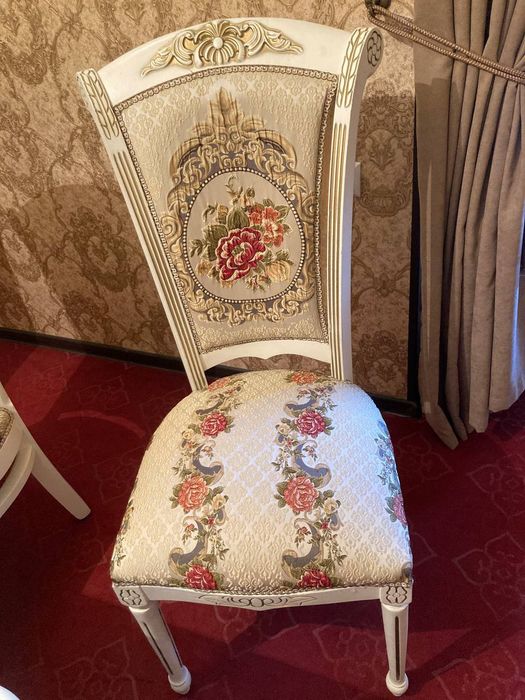 Продам стол и стулья в идеальном состоянии