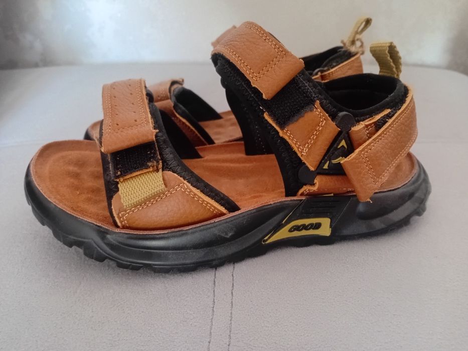 Продам сандали новые