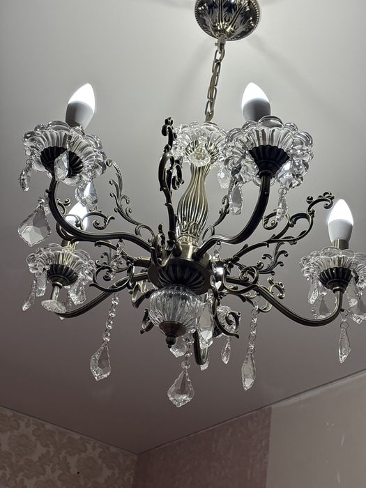 Люстра хрустальная.