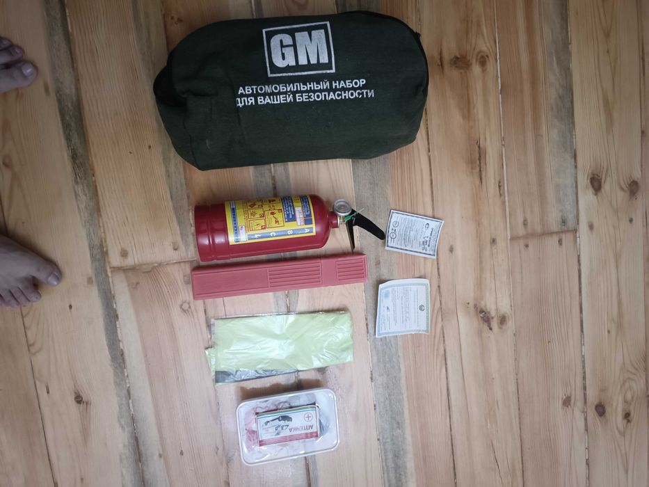 Аптечка для автомобиля в комплекте. Агнитушитель комаган. Аптечка бор