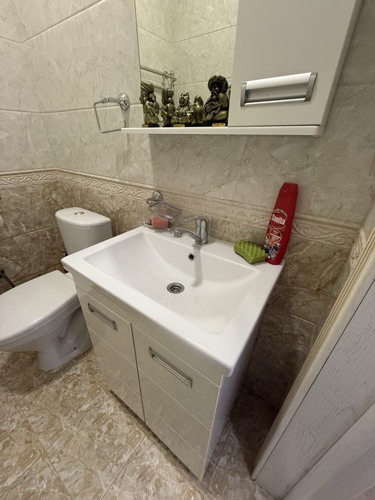 Раковина с тумбой и зеркалом