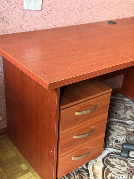 Рабочий стол с тумбой и креслом