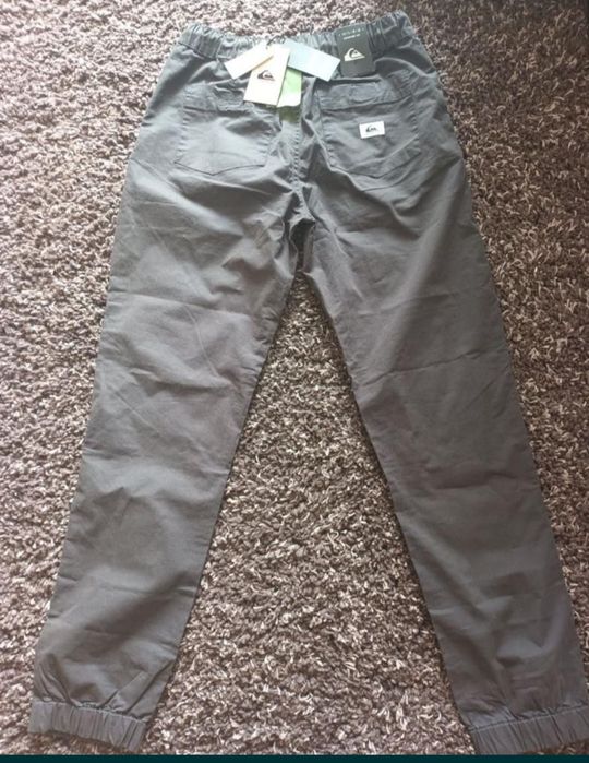 Vând pantaloni quiksilver