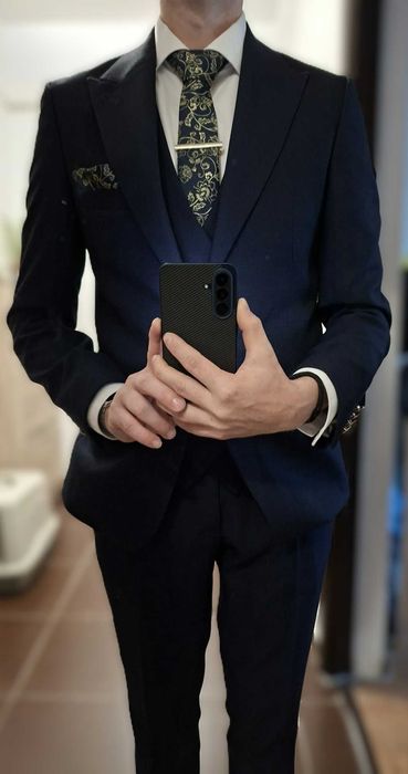 Vand costum barbati din 3 piese