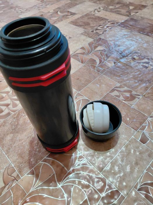 Продам термос 2л